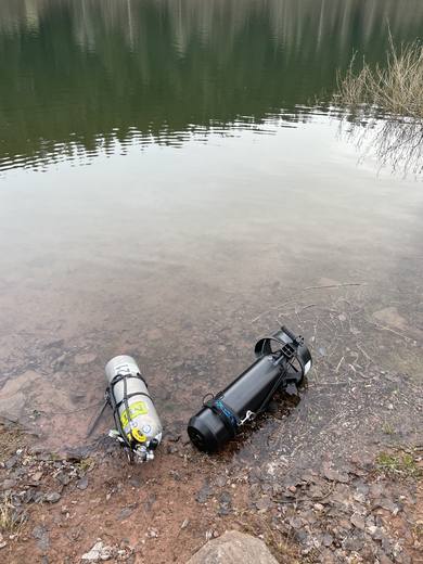 Stage und Scooter am Ufer
