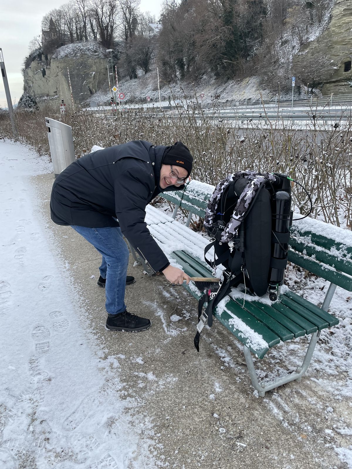 Januar am See: Schnee vom Wing kehren