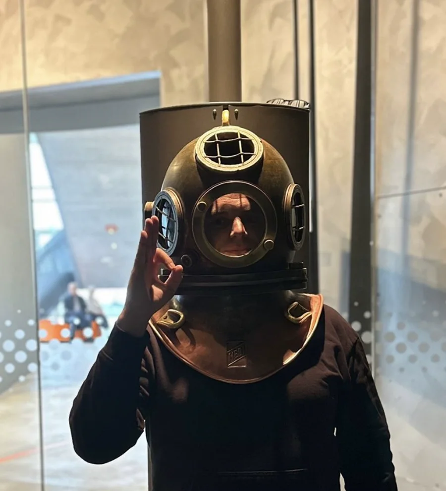 Historischer Kupfer-Taucherhelm in einem Museum
