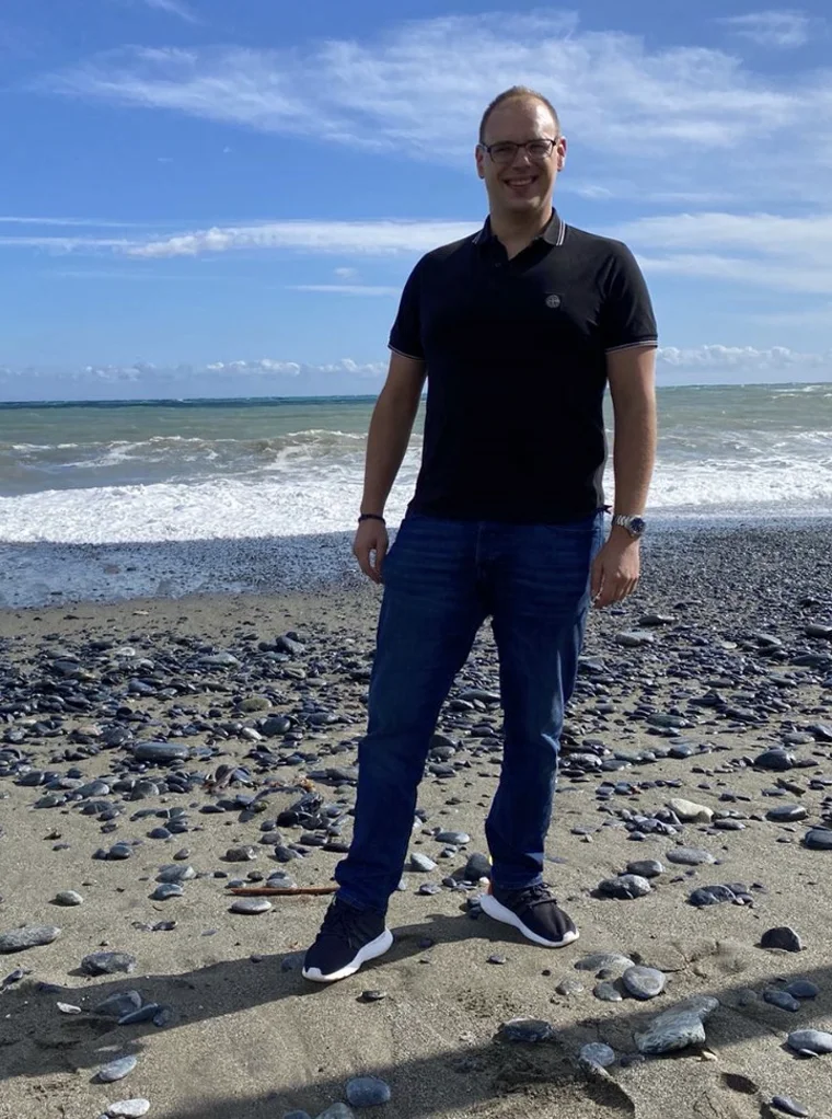 Sven Steinhardt an einem Kiesstrand am Meer